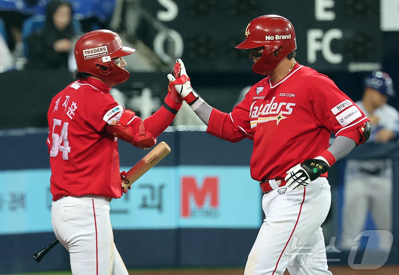 본문 이미지 - 13일 오후 대구 삼성라이온즈파크에서 열린 프로야구 2025 신한 SOL뱅크 KBO 준플레이오프 3차전 SSG 랜더스와 삼성 라이온즈의 경기, SSG 고명준이 9회초 무사 1루 상황 투런홈런을 친 뒤 최지훈의 축하를 받고 있다. 2025.10.13/뉴스1 ⓒ News1 김진환 기자