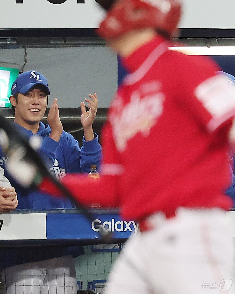 본문 이미지 - 13일 오후 대구 삼성라이온즈파크에서 열린 프로야구 2025 신한 SOL뱅크 KBO 준플레이오프 3차전 SSG 랜더스와 삼성 라이온즈의 경기, 삼성 원태인이 9회초 더그아웃에서 손뼉을 치며 경기를 지켜보고 있다. 2025.10.13/뉴스1 ⓒ News1 김진환 기자