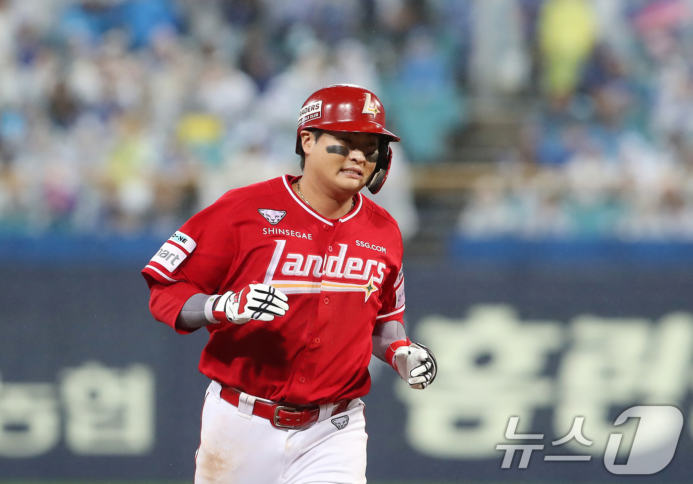 (대구=뉴스1) 공정식 기자 = 13일 오후 대구 삼성라이온즈파크에서 열린 프로야구 2025 신한 SOL뱅크 KBO 준플레이오프 3차전 삼성 라이온즈와 SSG 랜더스의 경기, SS …