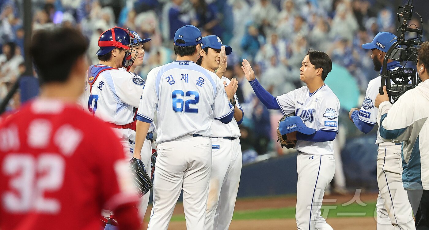 본문 이미지 - 13일 오후 대구 삼성라이온즈파크에서 열린 프로야구 2025 신한 SOL뱅크 KBO 준플레이오프 3차전 SSG 랜더스와 삼성 라이온즈의 경기, 5대3 승리를 거둔 삼성 선수들이 기쁨을 나누고 있다. 2025.10.13/뉴스1 ⓒ News1 김진환 기자