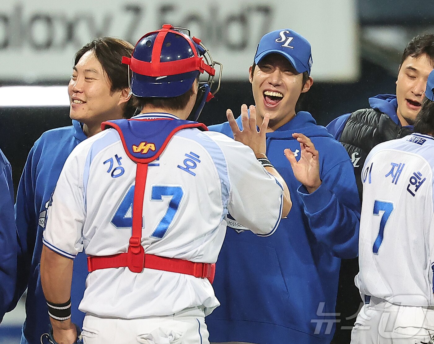 본문 이미지 - 13일 오후 대구 삼성라이온즈파크에서 열린 프로야구 2025 신한 SOL뱅크 KBO 준플레이오프 3차전 SSG 랜더스와 삼성 라이온즈의 경기, 5대3 승리를 거둔 삼성의 원태인이 포수 강민호와 기쁨을 나누고 있다. 2025.10.13/뉴스1 ⓒ News1 김진환 기자