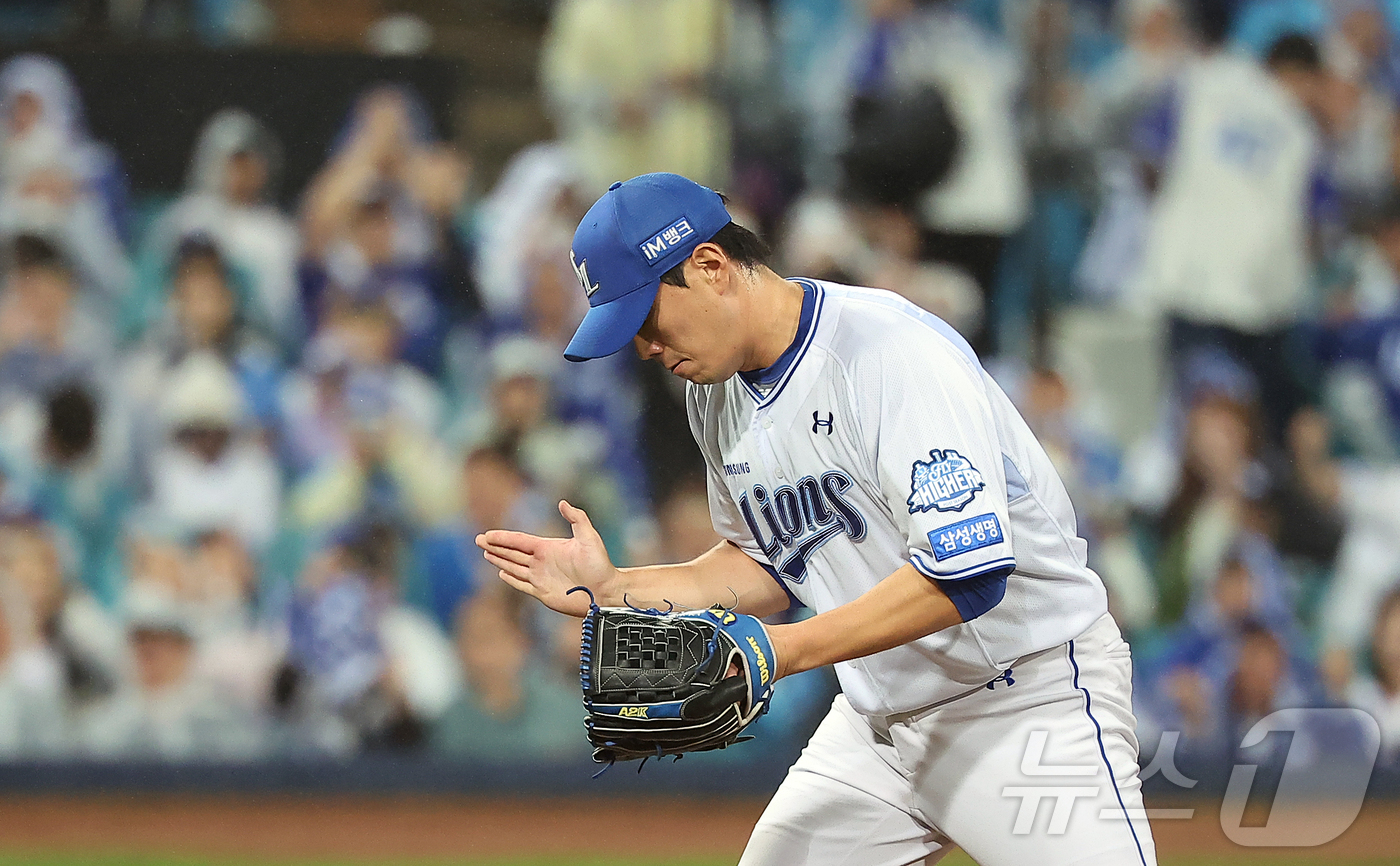 (대구=뉴스1) 김진환 기자 = 13일 오후 대구 삼성라이온즈파크에서 열린 프로야구 2025 신한 SOL뱅크 KBO 준플레이오프 3차전 SSG 랜더스와 삼성 라이온즈의 경기, 5대 …