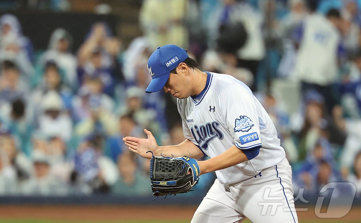 본문 이미지 - 13일 오후 대구 삼성라이온즈파크에서 열린 프로야구 2025 신한 SOL뱅크 KBO 준플레이오프 3차전 SSG 랜더스와 삼성 라이온즈의 경기에서 5대3 승리를 거둔 삼성의 마무리 김재윤이 손뼉을 치며 기뻐하고 있다. 2025.10.13/뉴스1 ⓒ News1 김진환 기자