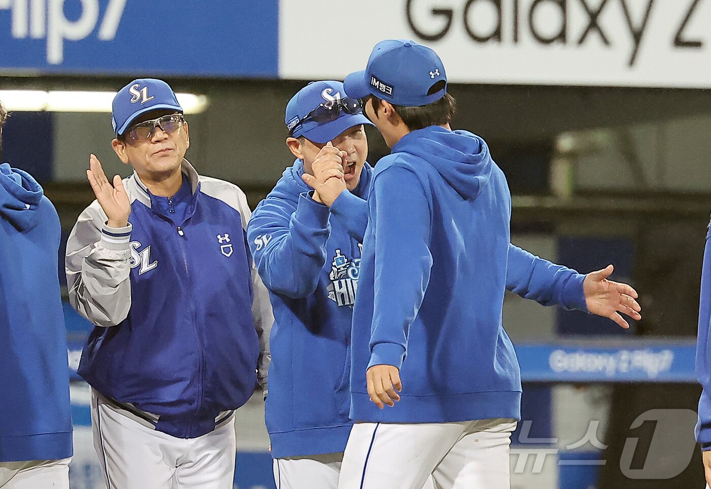 본문 이미지 - 13일 오후 대구 삼성라이온즈파크에서 열린 프로야구 2025 신한 SOL뱅크 KBO 준플레이오프 3차전 SSG 랜더스와 삼성 라이온즈의 경기, 5대3 승리를 거둔 삼성의 박진만 감독이 승리투수가 된 원태인을 축하해주고 있다. 2025.10.13/뉴스1 ⓒ News1 김진환 기자