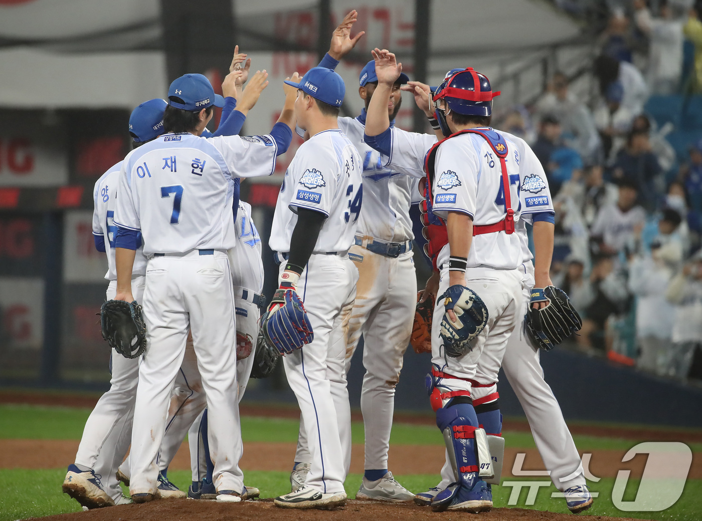 (대구=뉴스1) 공정식 기자 = 13일 오후 대구 삼성라이온즈파크에서 열린 프로야구 2025 신한 SOL뱅크 KBO 준플레이오프 3차전 삼성 라이온즈와 SSG 랜더스의 경기, 5대 …