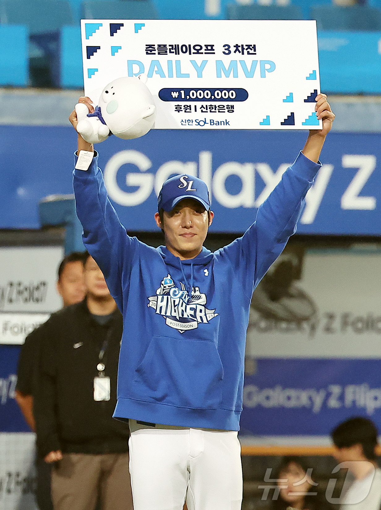 (대구=뉴스1) 김진환 기자 = 13일 오후 대구 삼성라이온즈파크에서 열린 프로야구 2025 신한 SOL뱅크 KBO 준플레이오프 3차전 SSG 랜더스와 삼성 라이온즈의 경기, 6. …