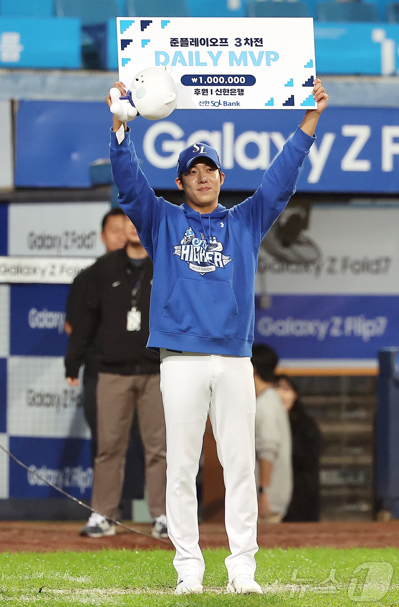 본문 이미지 - 13일 오후 대구 삼성라이온즈파크에서 열린 프로야구 2025 신한 SOL뱅크 KBO 준플레이오프 3차전 SSG 랜더스와 삼성 라이온즈의 경기, 6.2이닝 1실점 호투로 승리투수가 된 삼성 원태인이 데일리 MVP에 선정된 뒤 기념 촬영을 하고 있다. 2025.10.13/뉴스1 ⓒ News1 김진환 기자