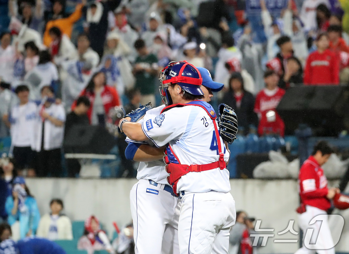 (대구=뉴스1) 공정식 기자 = 13일 오후 대구 삼성라이온즈파크에서 열린 프로야구 2025 신한 SOL뱅크 KBO 준플레이오프 3차전 삼성 라이온즈와 SSG 랜더스의 경기, 삼성 …