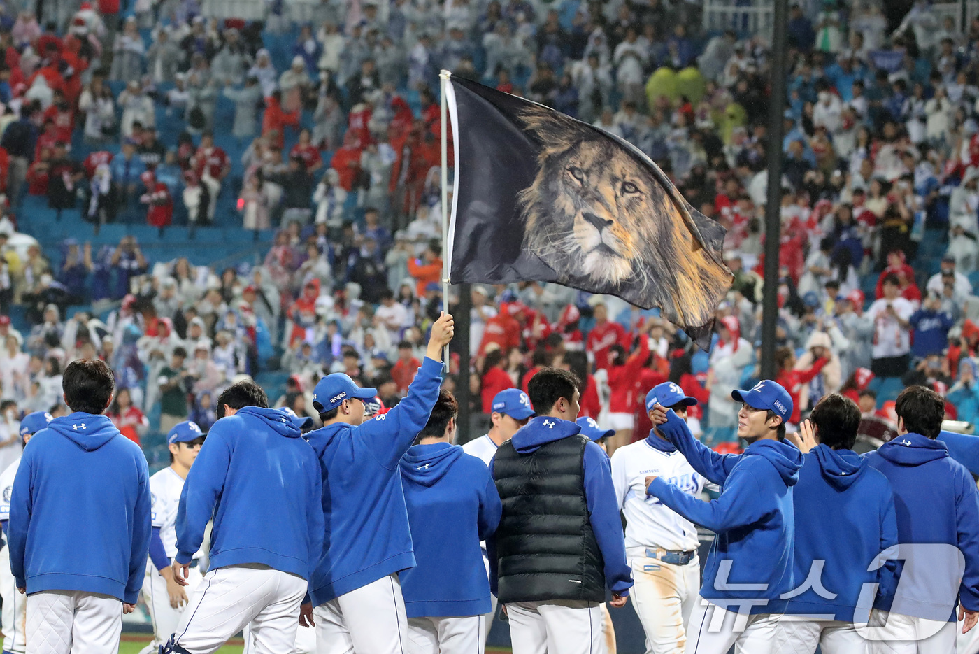 (대구=뉴스1) 공정식 기자 = 13일 오후 대구 삼성라이온즈파크에서 열린 프로야구 2025 신한 SOL뱅크 KBO 준플레이오프 3차전 삼성 라이온즈와 SSG 랜더스의 경기, 5대 …