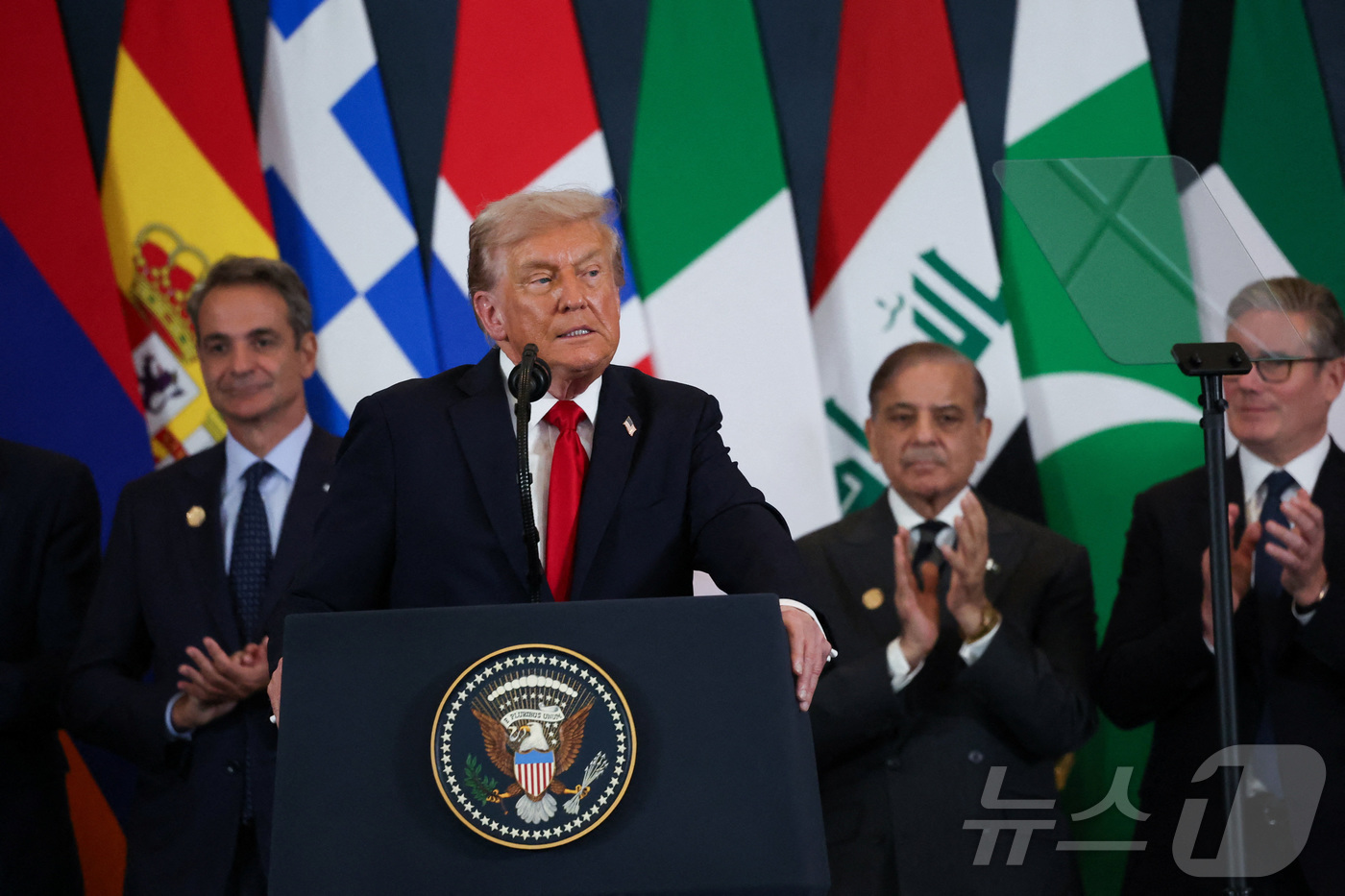 (샤름엘셰이크 로이터=뉴스1) 류정민 특파원 = 도널드 트럼프 미국 대통령이 13일(현지시간) 이집트 샤름엘셰이크에서 가자지구 평화 협정에 서명한 뒤 연설하고 있다. 2025.10 …