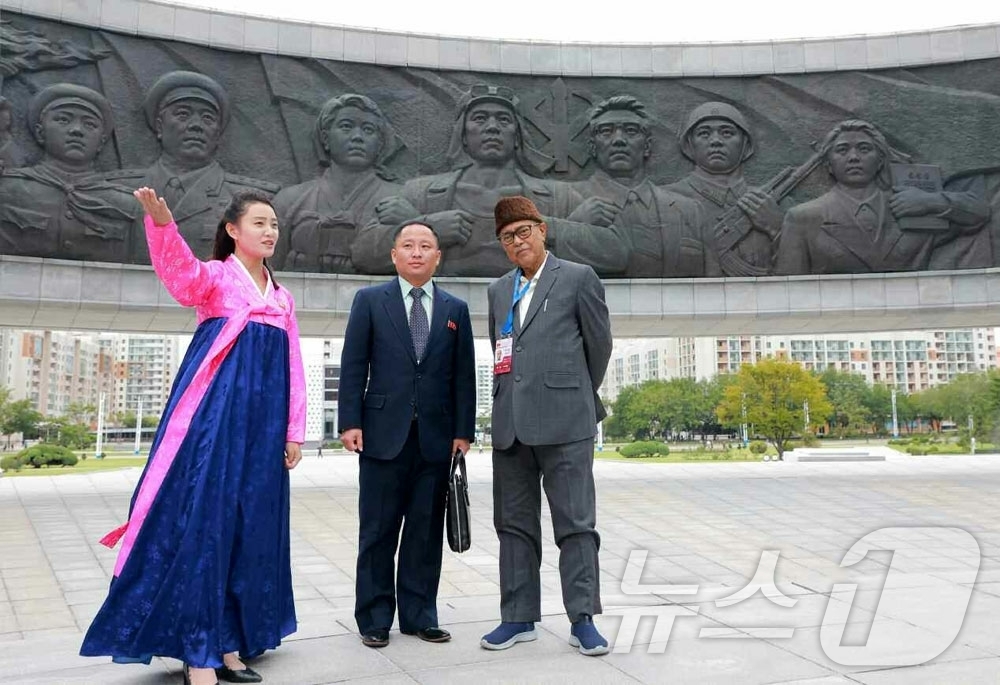 (평양 노동신문=뉴스1) = 북한 노동당 기관지 노동신문은 방북한 스와데쉬 데브 로에 세계직업연맹 부총서기가 주체사상탑을 참관했다고 14일 보도했다. [국내에서만 사용가능. 재배포 …