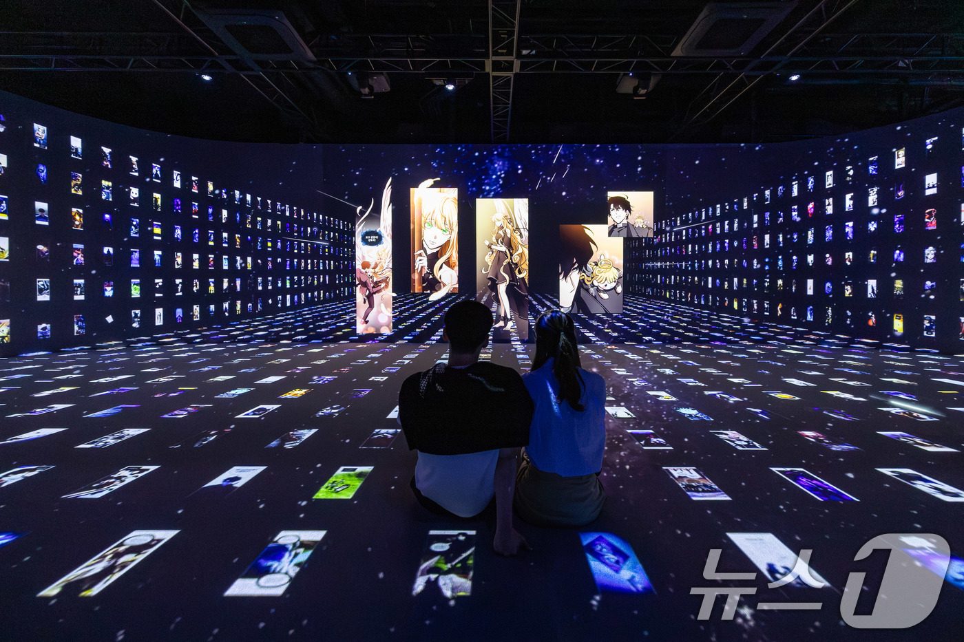 (서울=뉴스1) = 롯데월드는 오는 23일까지 몰입형 공간 '이머시브 플랫폼 딥'에서 첫 번째 전시 '전시적 독자 시점 : 구원의 마왕 展'을 진행한다고 14일 밝혔다.손님들이 ‘ …