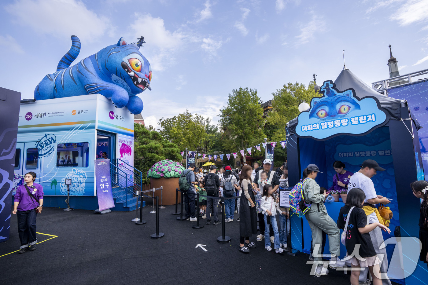 (서울=뉴스1) = '케이팝 데몬 헌터스 성지'로 자리매김한 에버랜드가 테마존에 이어 수천 발의 불꽃과 영상, 음악, 특수효과 등이 어우러진 신규 야간 공연 '케이팝 데몬 헌터스 …