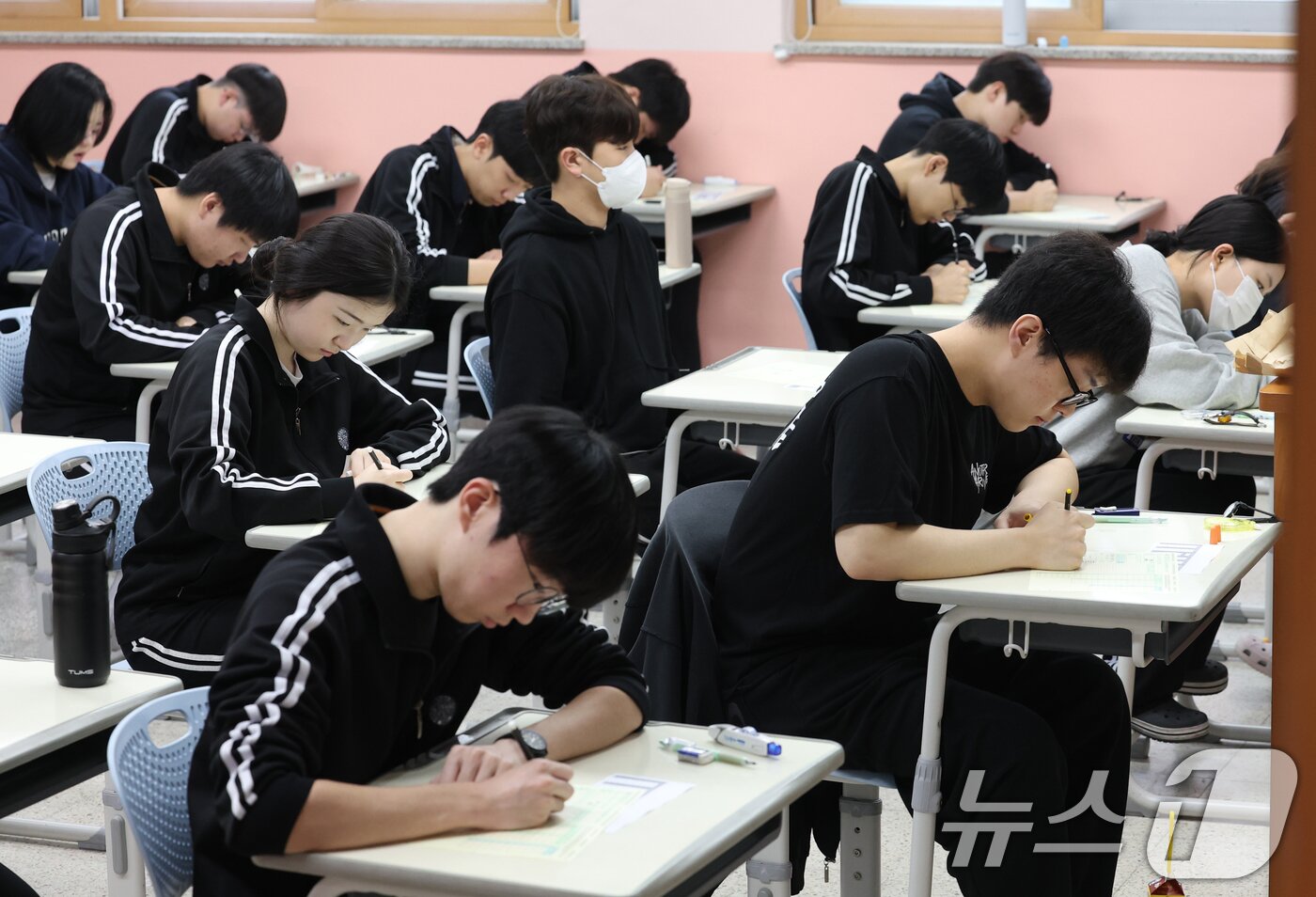 본문 이미지 - 2026학년도 대학수학능력시험&#40;수능&#41;을 30일 앞둔 14일 오전 경기 화성시 동탄고등학교에서 3학년 학생들이 수능 시험 전 마지막 모의평가인 10월 전국연합학력평가를 치르고 있다. 2025.10.14/뉴스1 ⓒ News1 김영운 기자