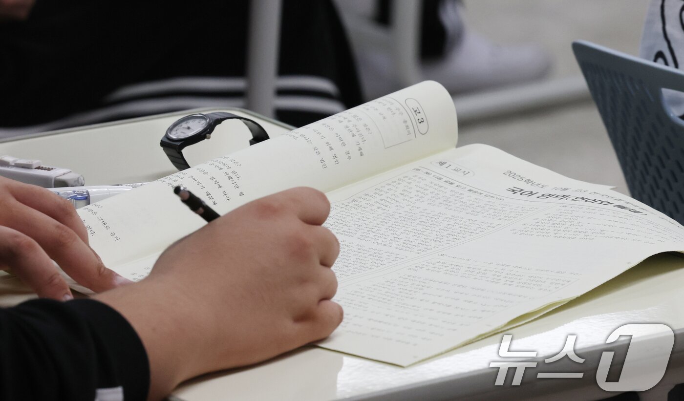 본문 이미지 - 2026학년도 대학수학능력시험&#40;수능&#41;을 30일 앞둔 14일 오전 경기 화성시 동탄고등학교에서 3학년 학생들이 수능 시험 전 마지막 모의평가인 10월 전국연합학력평가를 치르고 있다. 2025.10.14/뉴스1 ⓒ News1 김영운 기자