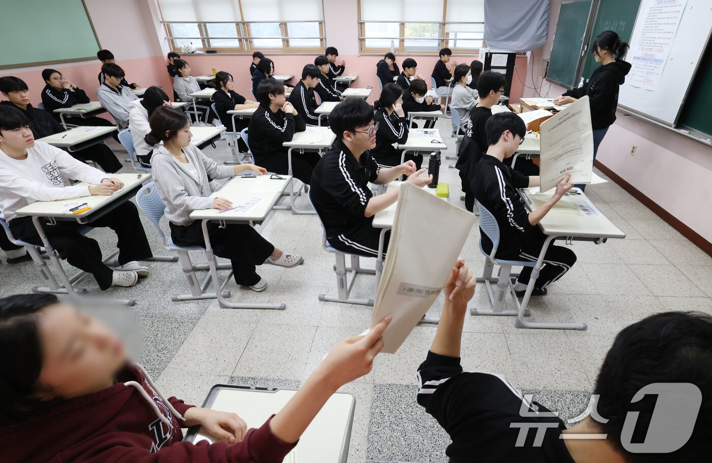 본문 이미지 - 2026학년도 대학수학능력시험&#40;수능&#41;을 30일 앞둔 14일 오전 경기 화성시 동탄고등학교에서 3학년 학생들이 수능 시험 전 마지막 모의평가인 10월 전국연합학력평가를 치르고 있다. 2025.10.14/뉴스1 ⓒ News1 김영운 기자