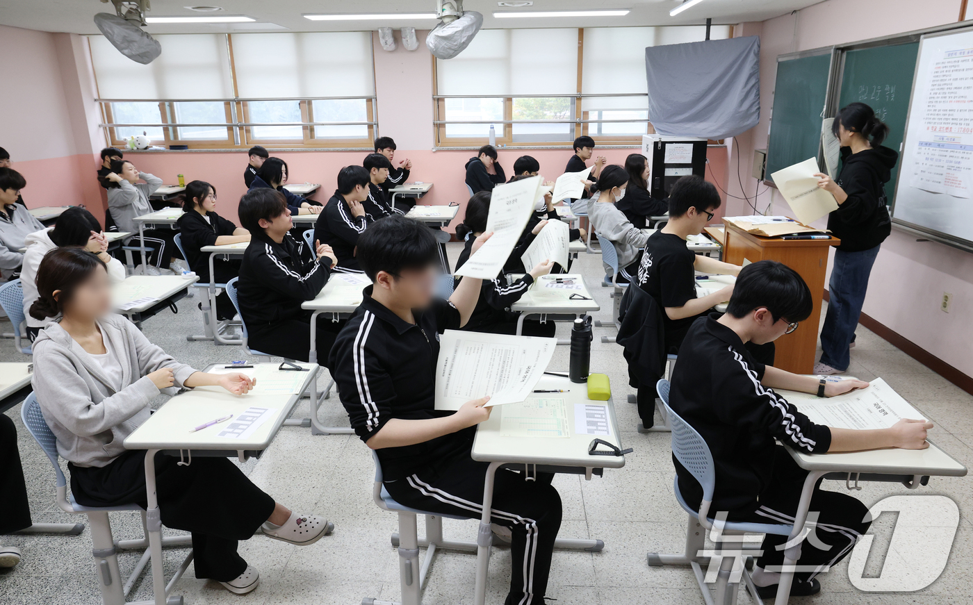 (화성=뉴스1) 김영운 기자 = 2026학년도 대학수학능력시험(수능)을 30일 앞둔 14일 오전 경기 화성시 동탄고등학교에서 3학년 학생들이 수능 시험 전 마지막 모의평가인 10월 …