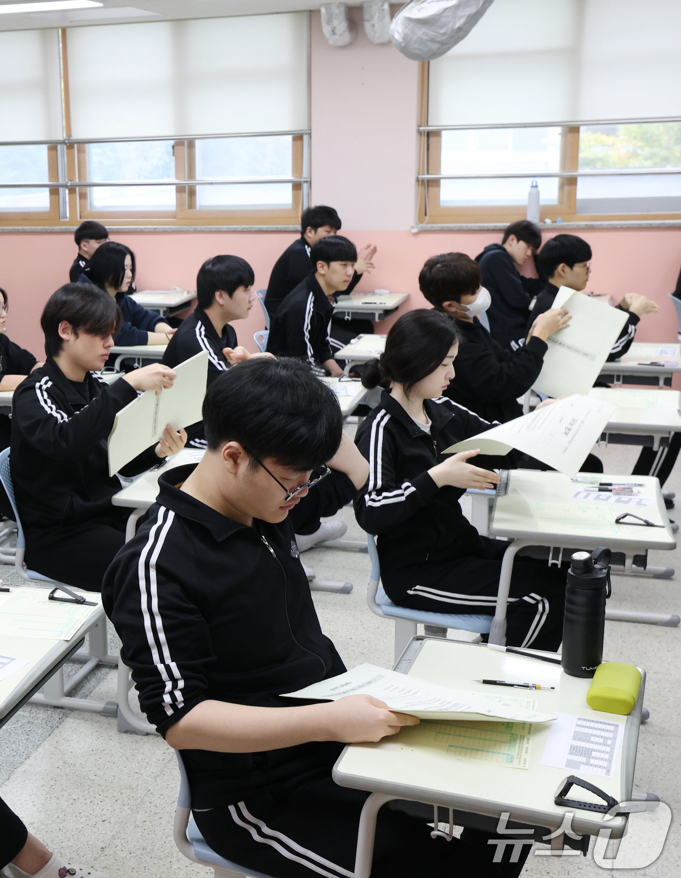 (화성=뉴스1) 김영운 기자 = 2026학년도 대학수학능력시험(수능)을 30일 앞둔 14일 오전 경기 화성시 동탄고등학교에서 3학년 학생들이 수능 시험 전 마지막 모의평가인 10월 …