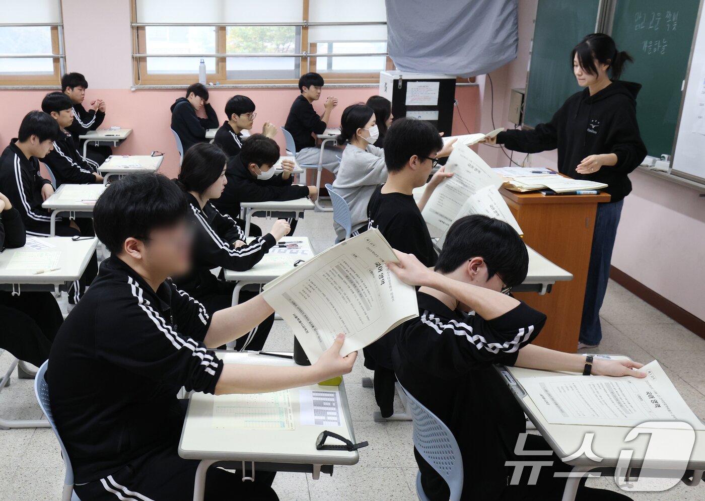 본문 이미지 - 2026학년도 대학수학능력시험&#40;수능&#41;을 30일 앞둔 14일 오전 경기 화성시 동탄고등학교에서 3학년 학생들이 수능 시험 전 마지막 모의평가인 10월 전국연합학력평가를 치르고 있다. 2025.10.14/뉴스1 ⓒ News1 김영운 기자