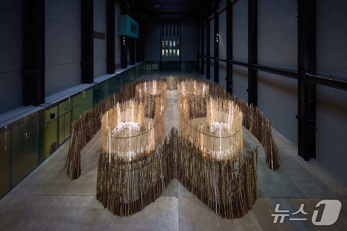 본문 이미지 - 《현대 커미션: 마렛 안네 사라: Goavve-Geabbil》 전시 전경 출처: Photo ⓒ Tate &#40;Ben Fisher&#41; 