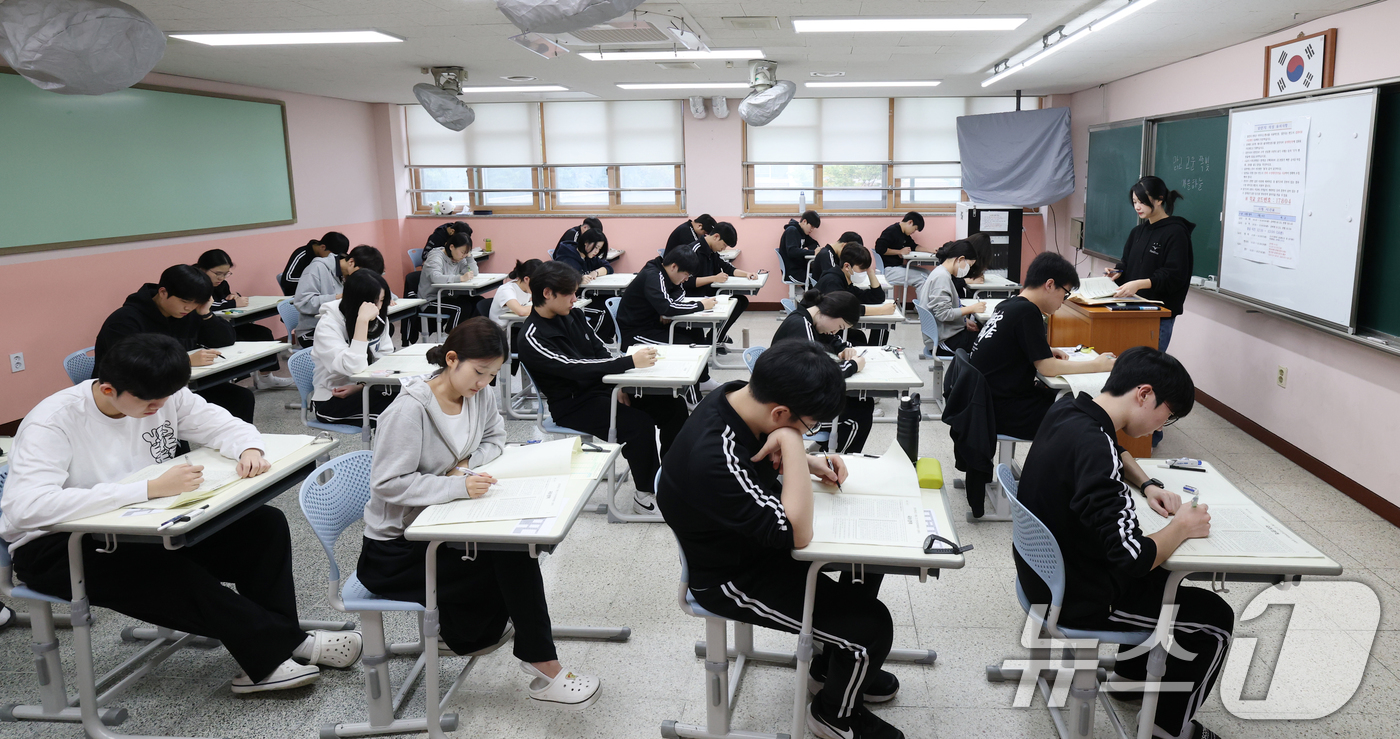 (화성=뉴스1) 김영운 기자 = 2026학년도 대학수학능력시험(수능)을 30일 앞둔 14일 오전 경기 화성시 동탄고등학교에서 3학년 학생들이 수능 시험 전 마지막 모의평가인 10월 …