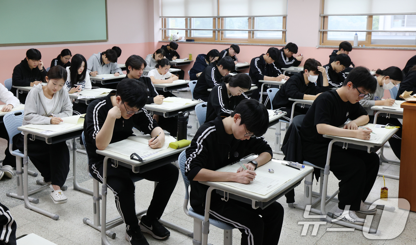 (화성=뉴스1) 김영운 기자 = 2026학년도 대학수학능력시험(수능)을 30일 앞둔 14일 오전 경기 화성시 동탄고등학교에서 3학년 학생들이 수능 시험 전 마지막 모의평가인 10월 …