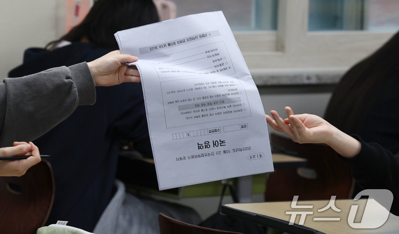 본문 이미지 - 2025학년도 10월 고3 전국연합학력평가가 치러진 14일 오전 대구 수성구 정화여자고등학교에서 고3 수험생들이 시험 문제지를 넘기고 있다. 2025.10.14/뉴스1 ⓒ News1 공정식 기자