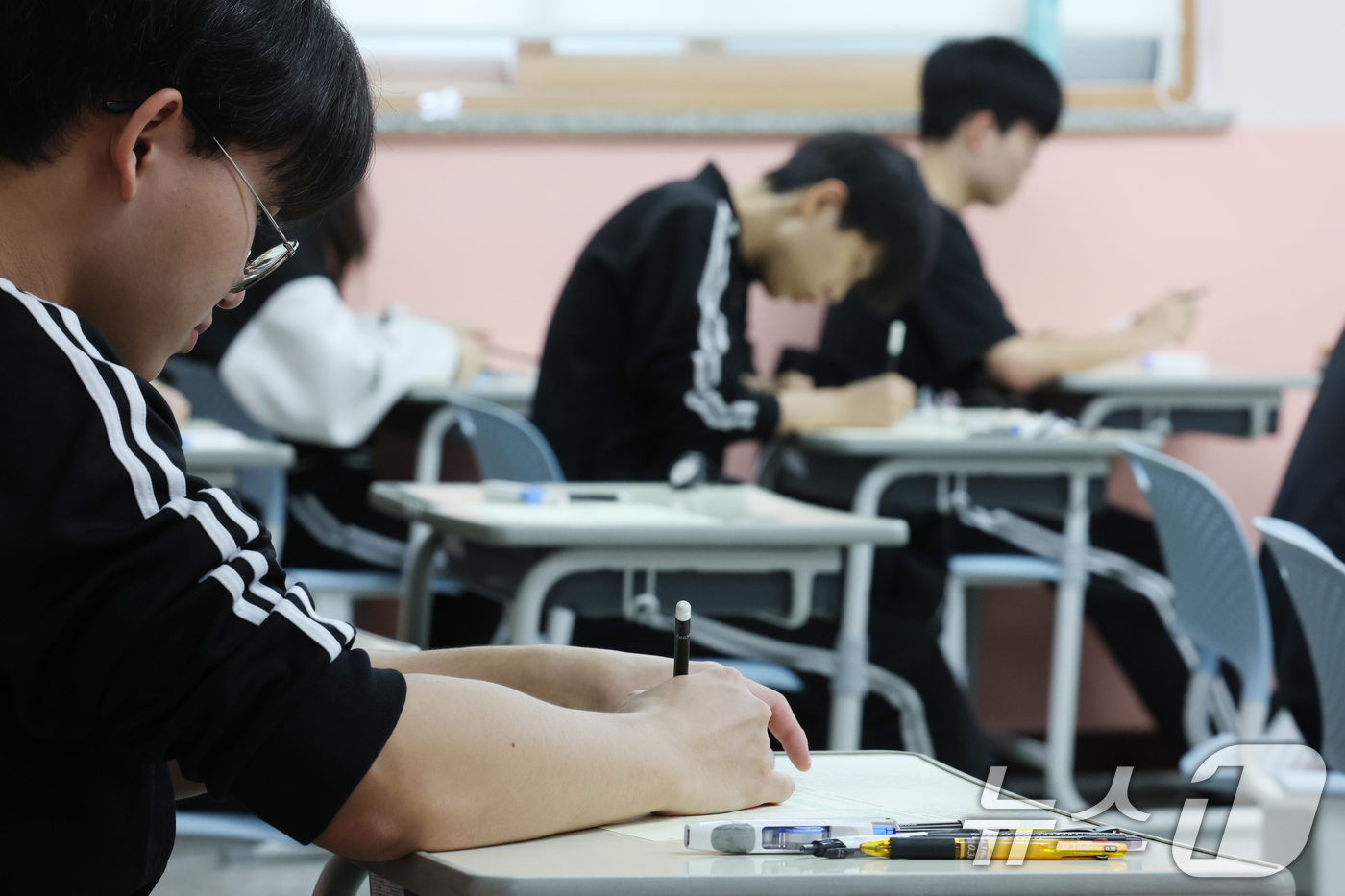 (화성=뉴스1) 김영운 기자 = 2026학년도 대학수학능력시험(수능)을 30일 앞둔 14일 오전 경기 화성시 동탄고등학교에서 3학년 학생들이 수능 시험 전 마지막 모의평가인 10월 …