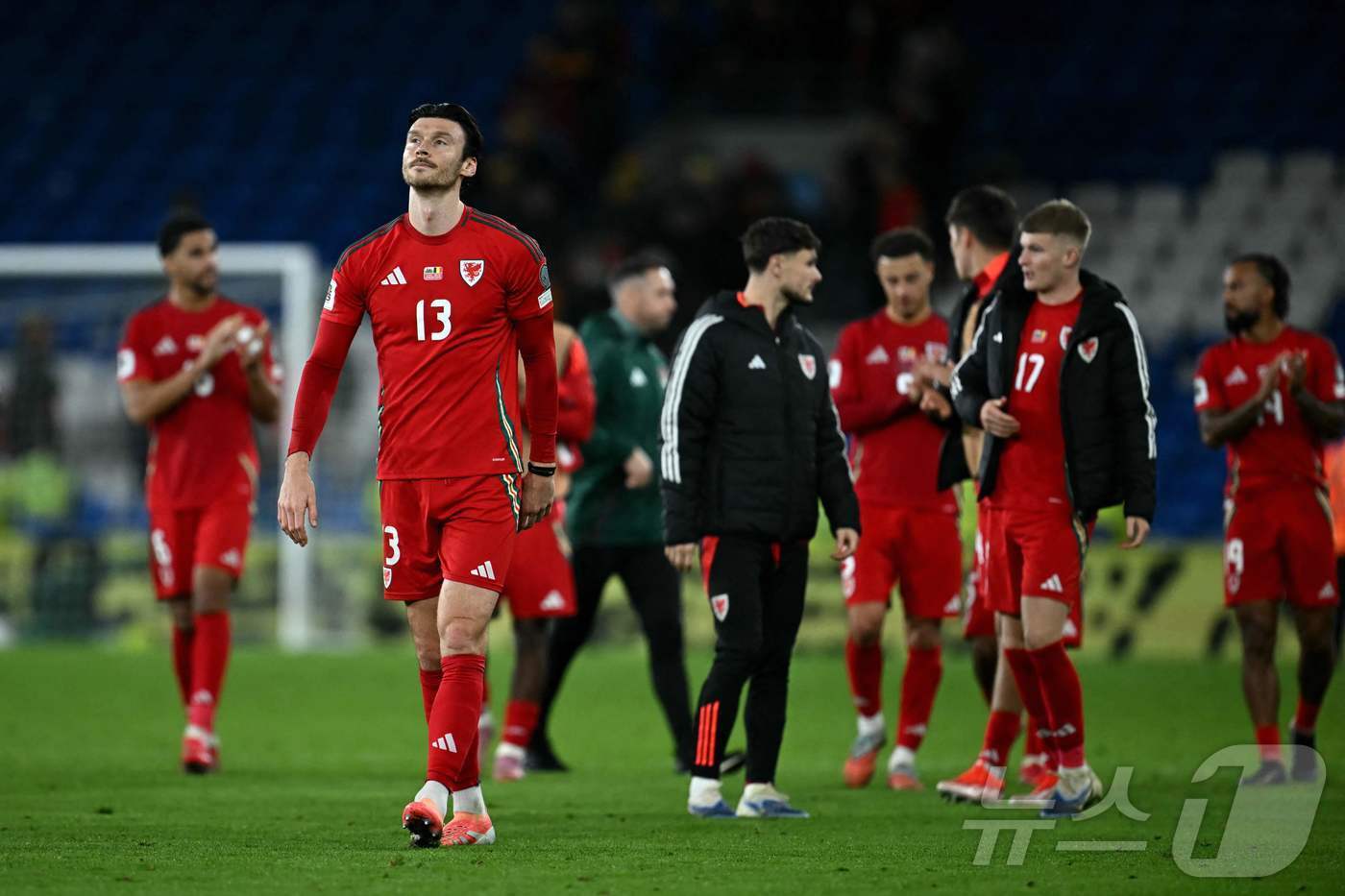 본문 이미지 - 벨기에에 패한 뒤 아쉬워하는 웨일스 ⓒ AFP=뉴스1