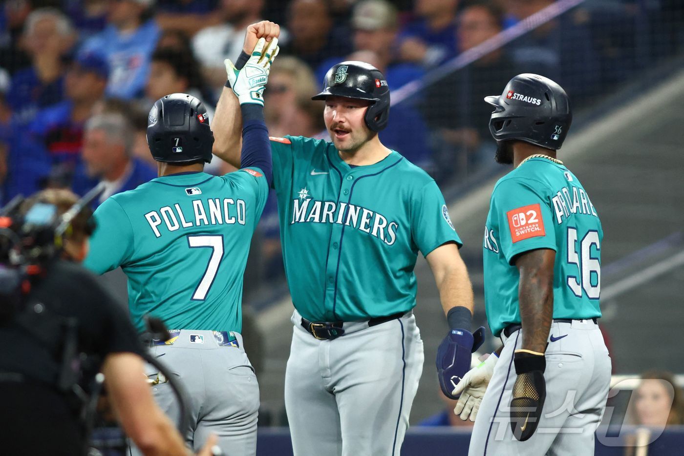 본문 이미지 - 시애틀 매리너스가 14일(한국시간) 열린 토론토 블루제이스와 2025 MLB 아메리칸리그 챔피언십시리즈 2차전에서 10-3으로 승리했다. ⓒ AFP=뉴스1