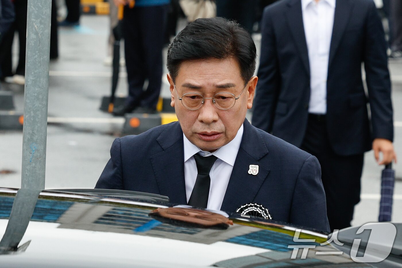 본문 이미지 - 전진선 양평군수가 14일 경기 양평군청에서 김건희 여사의 각종 의혹을 수사 중인 민중기 특별검사팀의 조사를 받은 후 숨진 양평군 단월면장의 영결식을 마친 뒤 이동하고 있다. 2025.10.14/뉴스1 ⓒ News1 안은나 기자