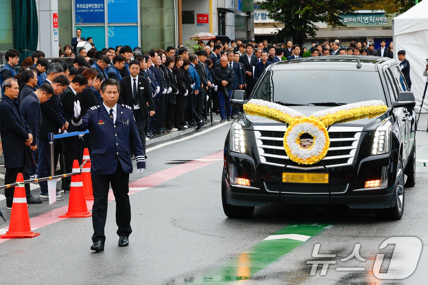 본문 이미지 - 김건희 여사의 각종 의혹을 수사 중인 민중기 특별검사팀의 조사를 받은 후 숨진 양평군 단월면장의 영결식이 열린 14일 경기 양평군청에서 고인의 운구차가 이동하고 있다. 2025.10.14/뉴스1 ⓒ News1 안은나 기자
