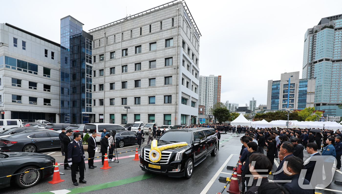 (양평=뉴스1) 안은나 기자 = 김건희 여사의 각종 의혹을 수사 중인 민중기 특별검사팀의 조사를 받은 후 숨진 양평군 단월면장의 영결식이 열린 14일 경기 양평군청에서 고인의 운구 …