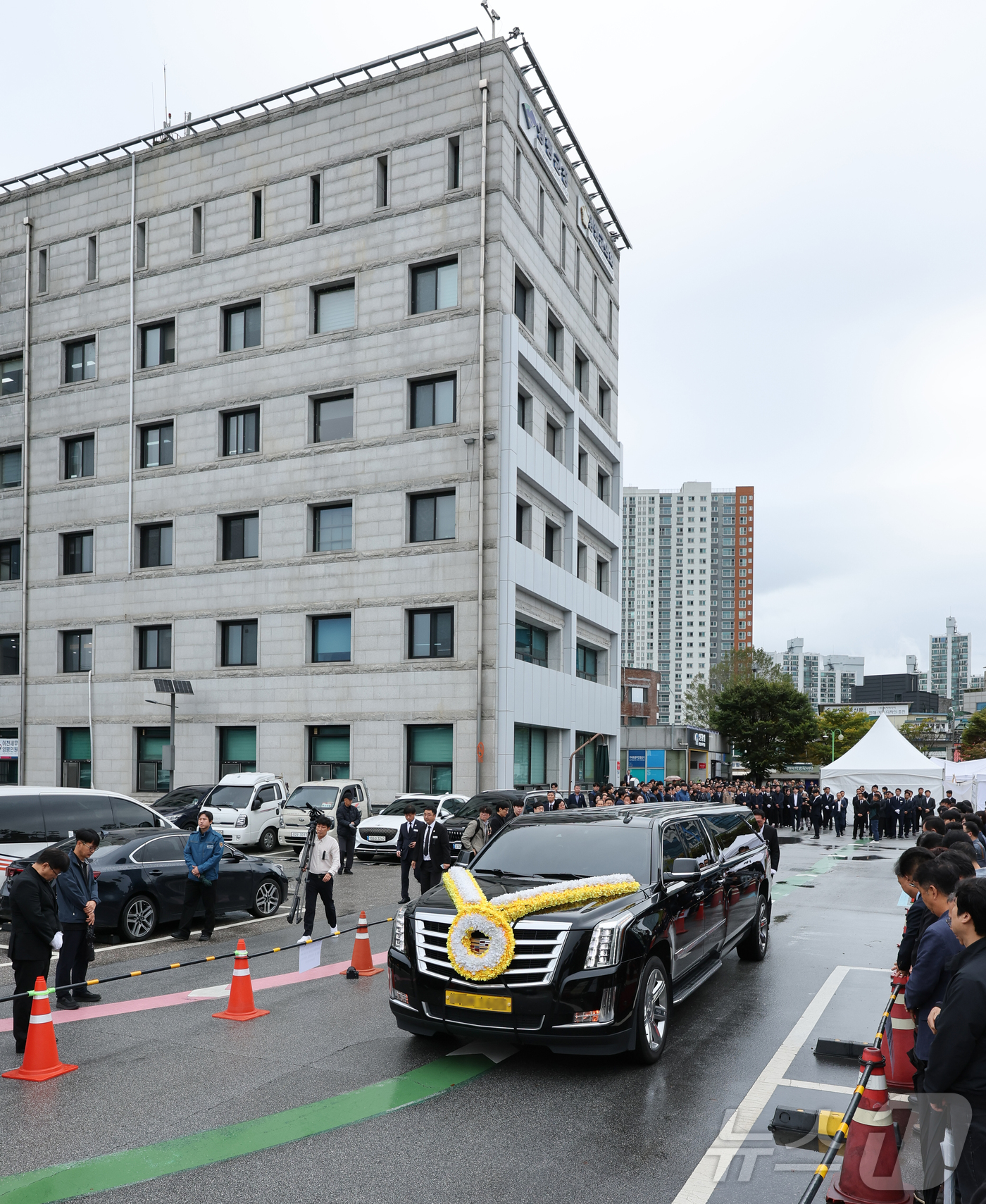 (양평=뉴스1) 안은나 기자 = 김건희 여사의 각종 의혹을 수사 중인 민중기 특별검사팀의 조사를 받은 후 숨진 양평군 단월면장의 영결식이 열린 14일 경기 양평군청에서 고인의 운구 …