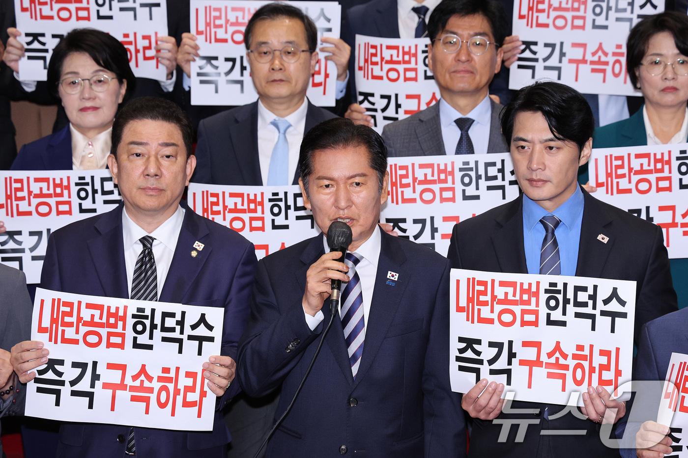 (서울=뉴스1) 신웅수 기자 = 정청래 더불어민주당 대표가 14일 서울 여의도 국회 본관 로텐더홀에서 가진 국무위원 내란공모 규탄 기자회견에서 발언하고 있다. 2025.10.14/ …