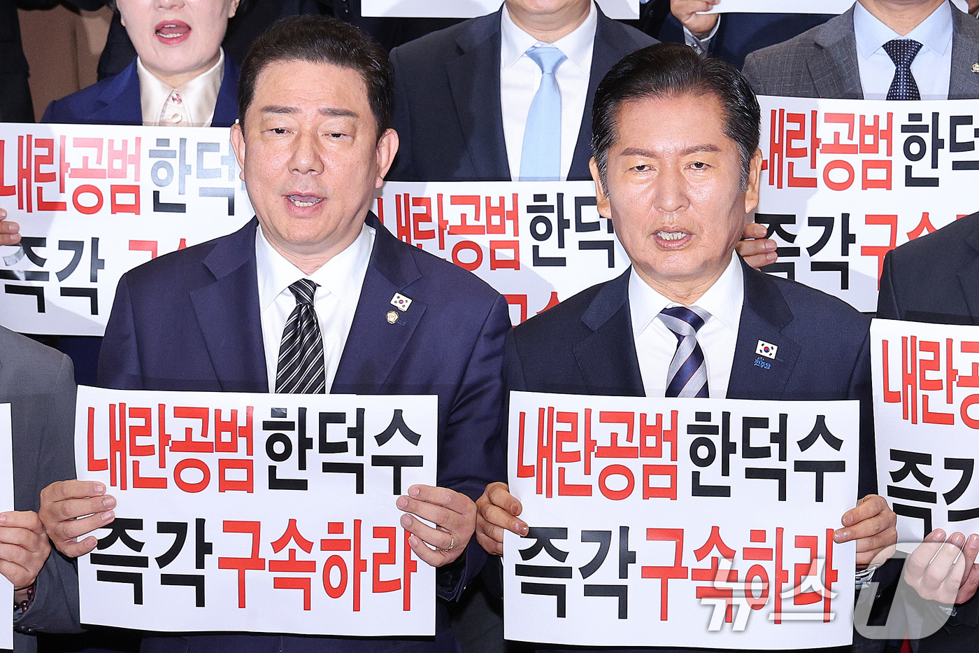 (서울=뉴스1) 신웅수 기자 = 정청래 더불어민주당 대표와 김병기 원내대표가 14일 서울 여의도 국회 본관 로텐더홀에서 가진 국무위원 내란공모 규탄 기자회견에서 한덕수 전 국무총리 …