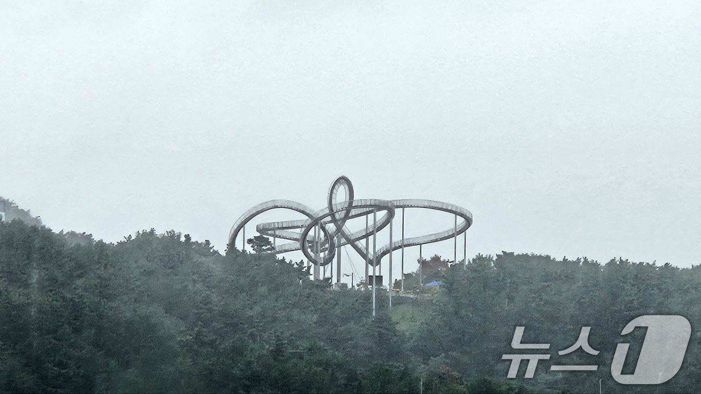 (포항=뉴스1) 최창호 기자 = 가을비가 내리는 14일 오전 경북 포항시 북구 환호공원에 있는 스페이스워크에 관광객 발길이 끊어진 모습이다.  2025.10.14/뉴스1