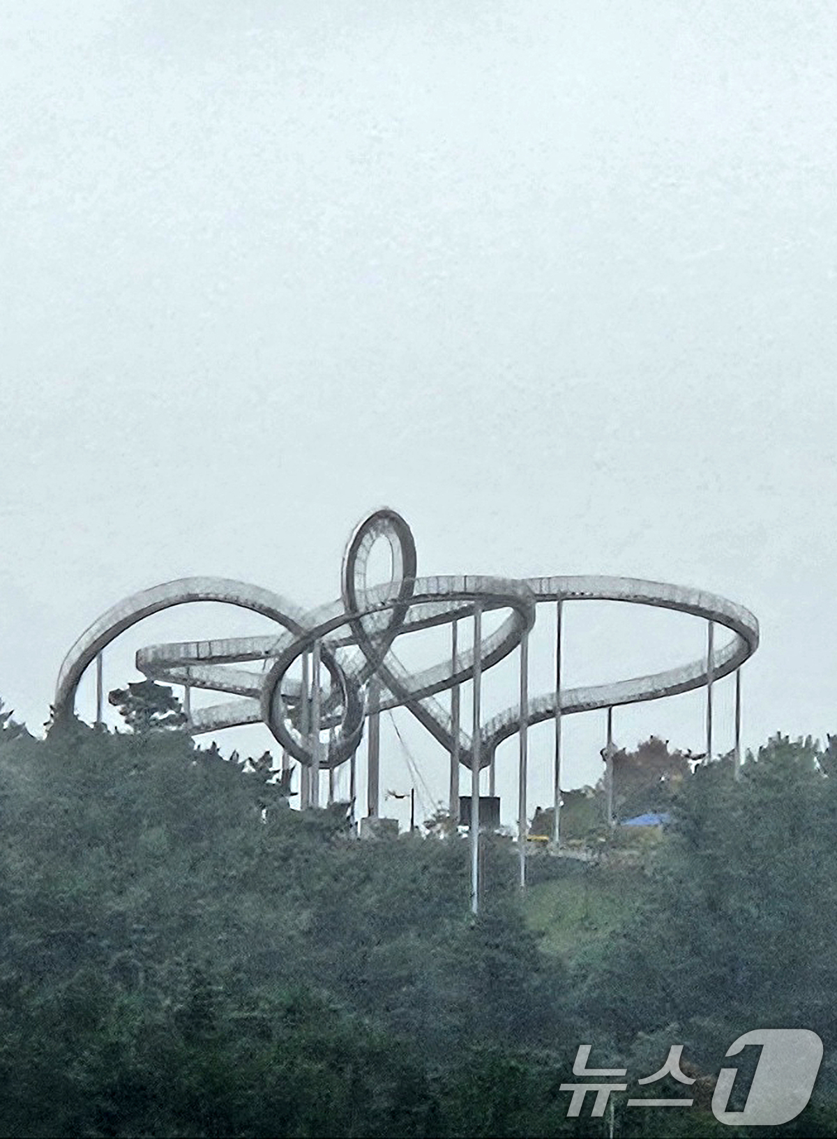 (포항=뉴스1) 최창호 기자 = 가을비가 내리는 14일 오전 경북 포항시 북구 환호공원에 있는 스페이스워크에 관광객 발길이 끊어진 모습이다.  2025.10.14/뉴스1