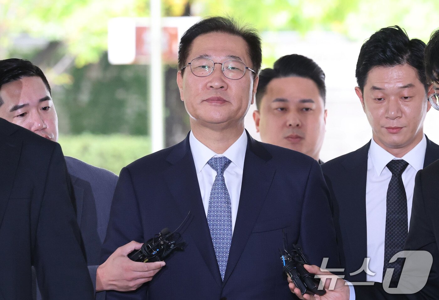 본문 이미지 - 윤석열 전 대통령의 비상 계엄 선포에 가담·방조한 혐의를 받는 박성재 전 법무부장관이 14일 오전 서울 서초구 서울중앙지방법원에서 열린 구속 전 피의자심문(영장실질심사)에 출석하고 있다. 2025.10.14 ⓒ 뉴스1 이광호 기자