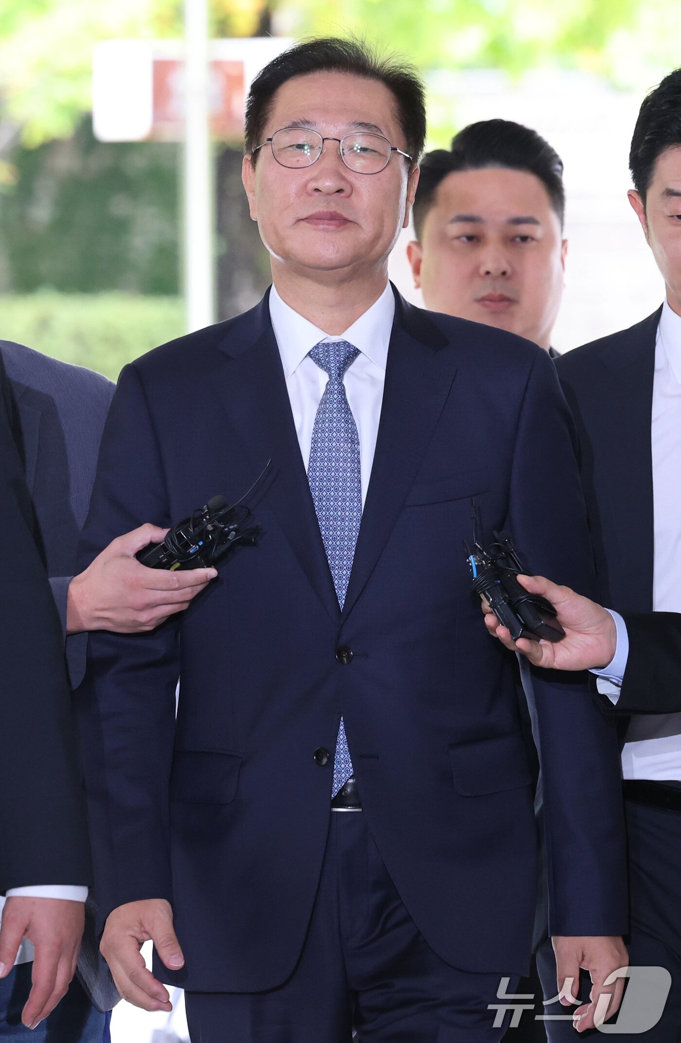 본문 이미지 - 윤석열 전 대통령의 비상 계엄 선포에 가담한 혐의를 받는 박성재 전 법무부장관이 14일 오전 서울 서초구 서울중앙지방법원에서 열린 구속 전 피의자심문&#40;영장실질심사&#41;에 출석하고 있다. 2025.10.14/뉴스1 ⓒ News1 이광호 기자