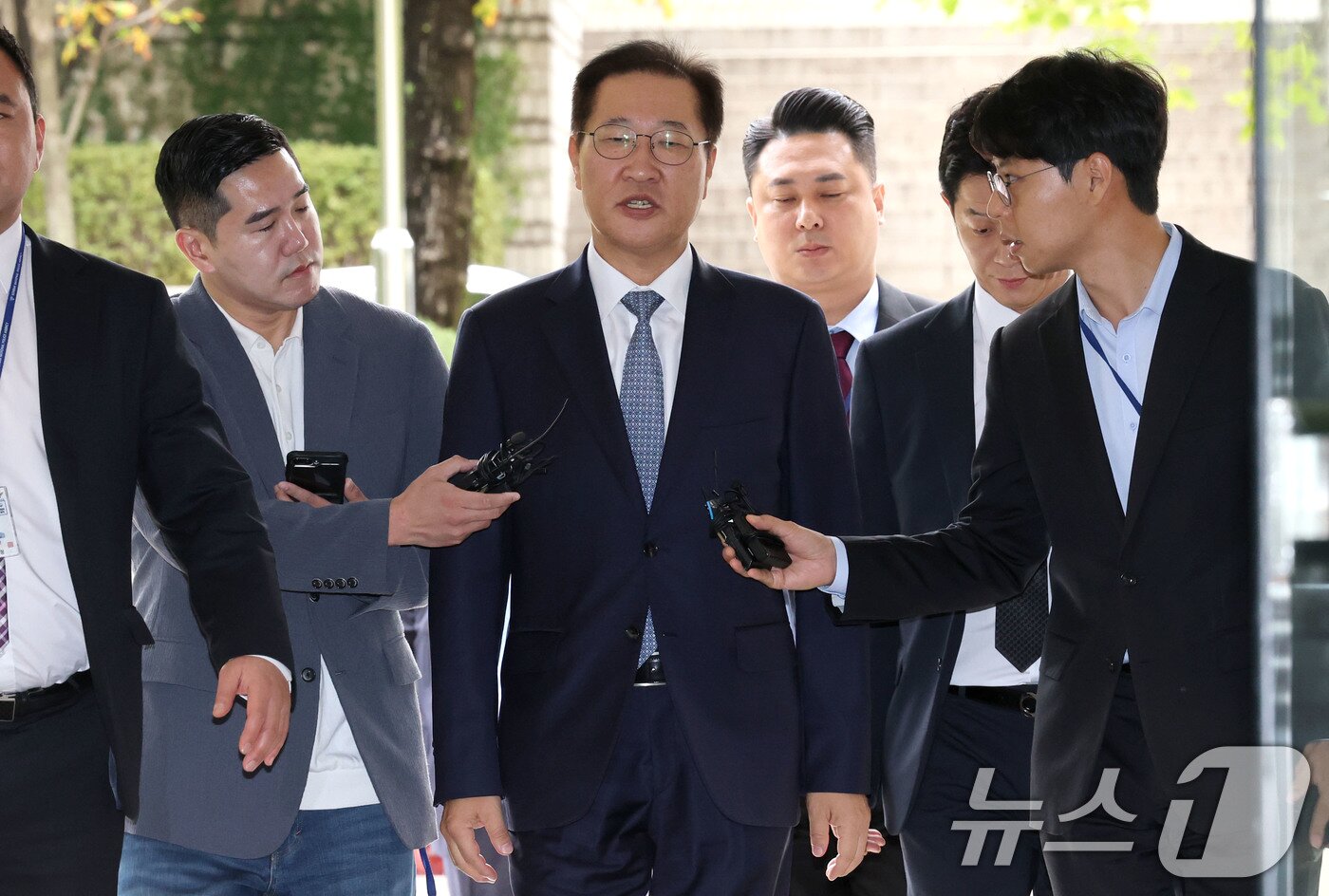 본문 이미지 - 윤석열 전 대통령의 비상 계엄 선포에 가담한 혐의를 받는 박성재 전 법무부장관이 14일 오전 서울 서초구 서울중앙지방법원에서 열린 구속 전 피의자심문&#40;영장실질심사&#41;에 출석하고 있다. 2025.10.14/뉴스1 ⓒ News1 이광호 기자