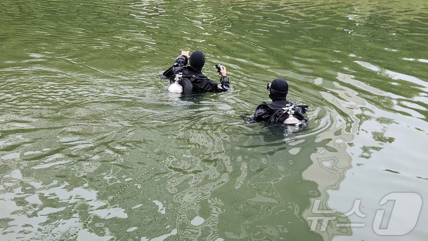 (의정부=뉴스1) 양희문 기자 = 14일 경기 의정부시 중랑천 일대에서 전날 물에 빠져 실종된 중학생을 찾기 위한 수색 작업이 벌어지고 있다.(경기북부소방재난본부 제공. 재판매 및 …