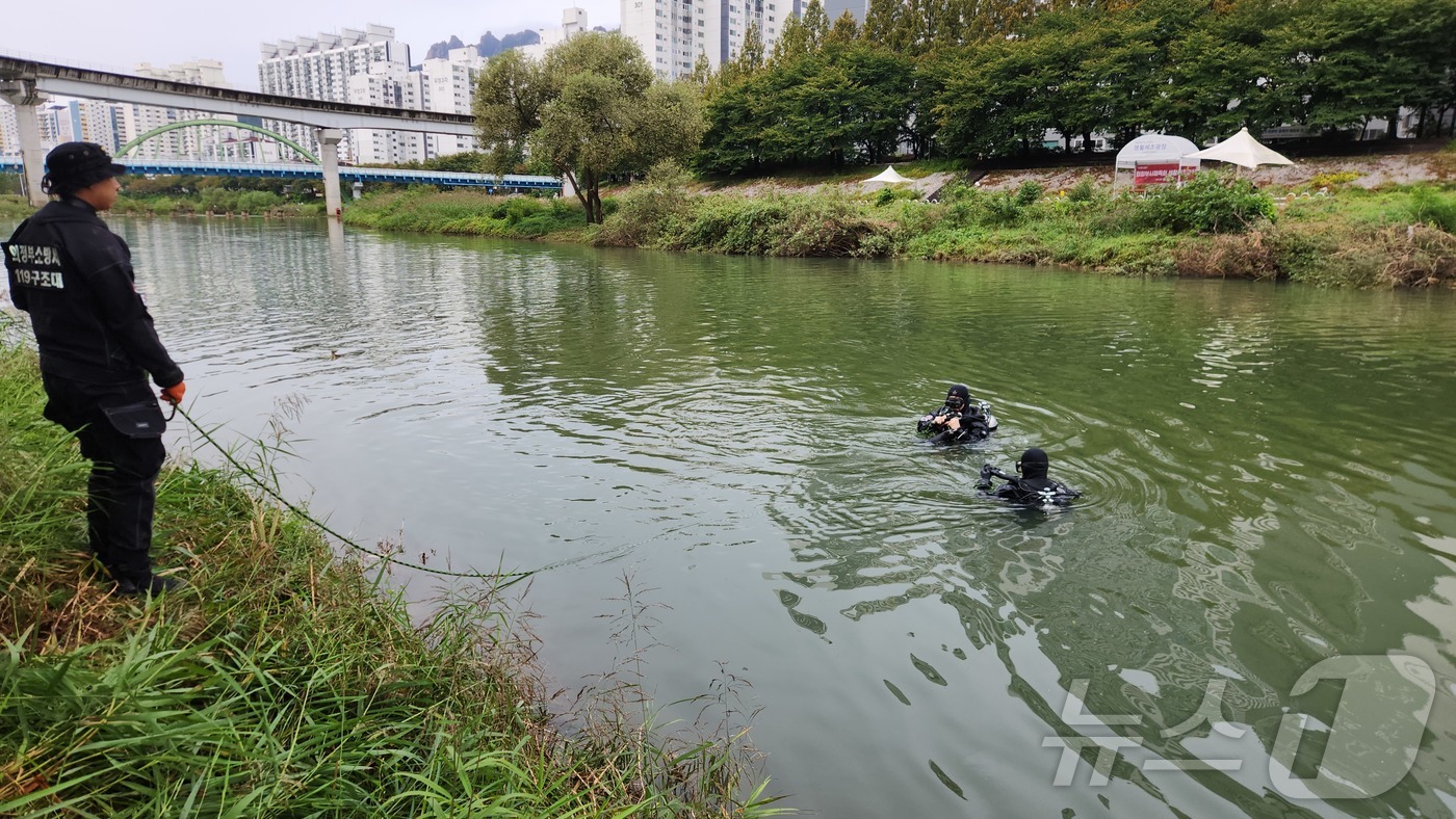 (의정부=뉴스1) 양희문 기자 = 14일 경기 의정부시 중랑천 일대에서 전날 물에 빠져 실종된 중학생을 찾기 위한 수색 작업이 벌어지고 있다.(경기북부소방재난본부 제공. 재판매 및 …