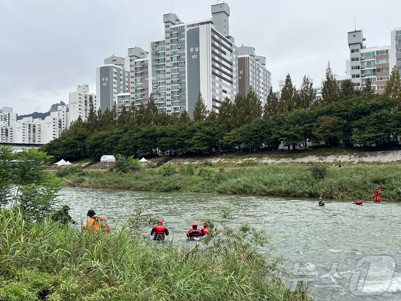 (의정부=뉴스1) 양희문 기자 = 14일 경기 의정부시 중랑천 일대에서 전날 물에 빠져 실종된 중학생을 찾기 위한 수색 작업이 벌어지고 있다.(경기북부소방재난본부 제공. 재판매 및 …