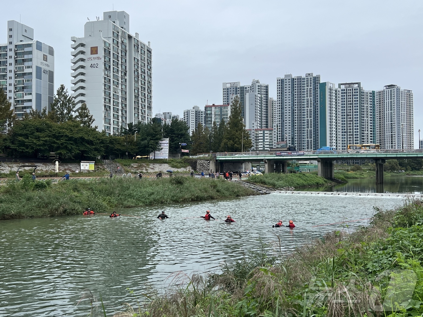 (의정부=뉴스1) 양희문 기자 = 14일 경기 의정부시 중랑천 일대에서 전날 물에 빠져 실종된 중학생을 찾기 위한 수색 작업이 벌어지고 있다.(경기북부소방재난본부 제공. 재판매 및 …