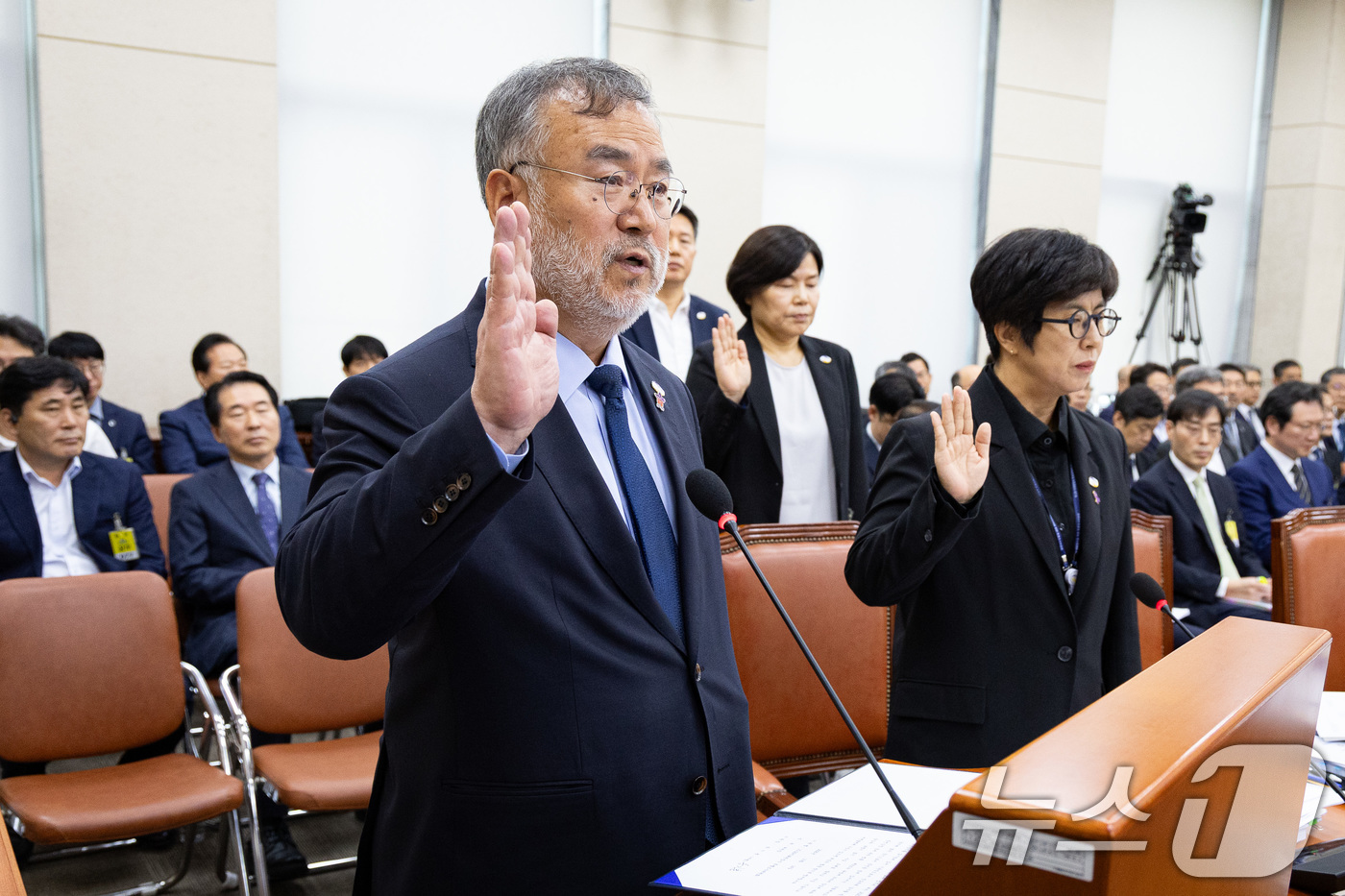 (서울=뉴스1) 유승관 기자 = 송기춘 10·29이태원참사 특별조사위원회 위원장이 14일 서울 여의도 국회에서 열린 행정안전위원회의 행정안전부 등에 대한 국정감사에서 증인선서를 하 …