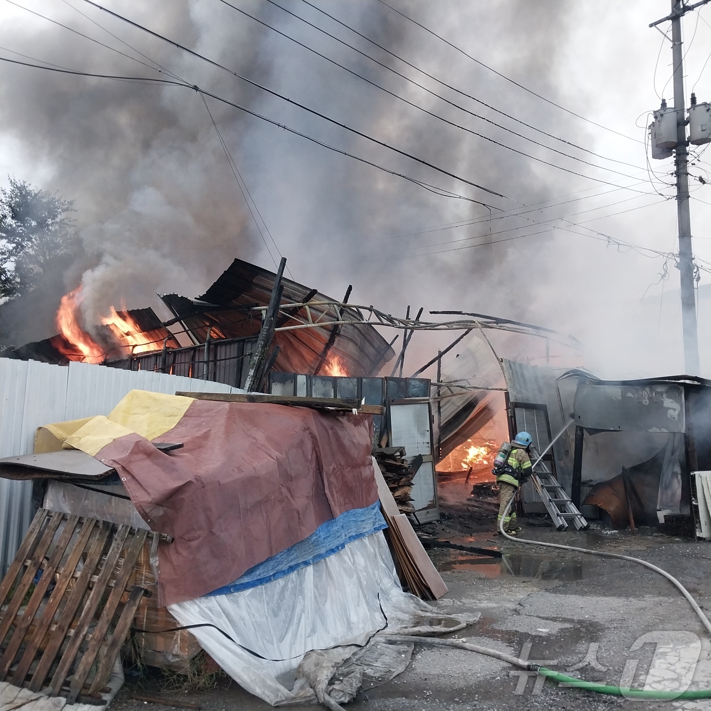 (남양주=뉴스1) 양희문 기자 = 14일 오전 6시 44분께 경기 남양주시 오남읍 한 가구공장에서 불이 나 약 1시간 18분 만에 큰불이 잡혔다.(남양주소방서 제공. 재판매 및 D …