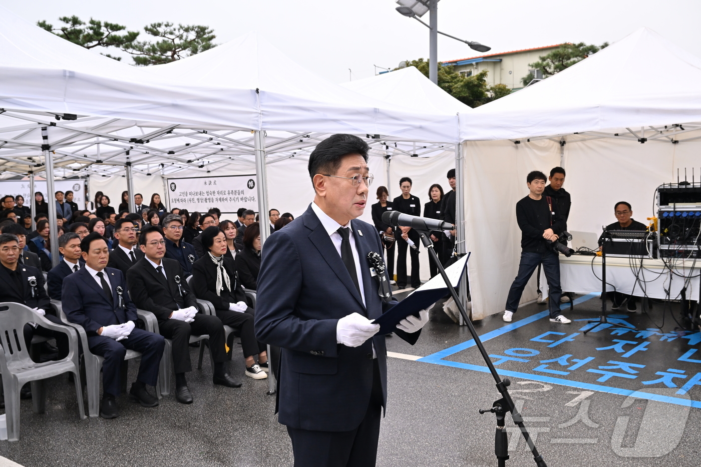 (양평=뉴스1) 양희문 기자 = 전진선 경기 양평군수가 14일 오전 양평군 청사 주차장에서 열린 고(故) 단월면장 A 씨의 영결식에서 영결사를 낭독하고 있다. A 씨는 지난 2일 …