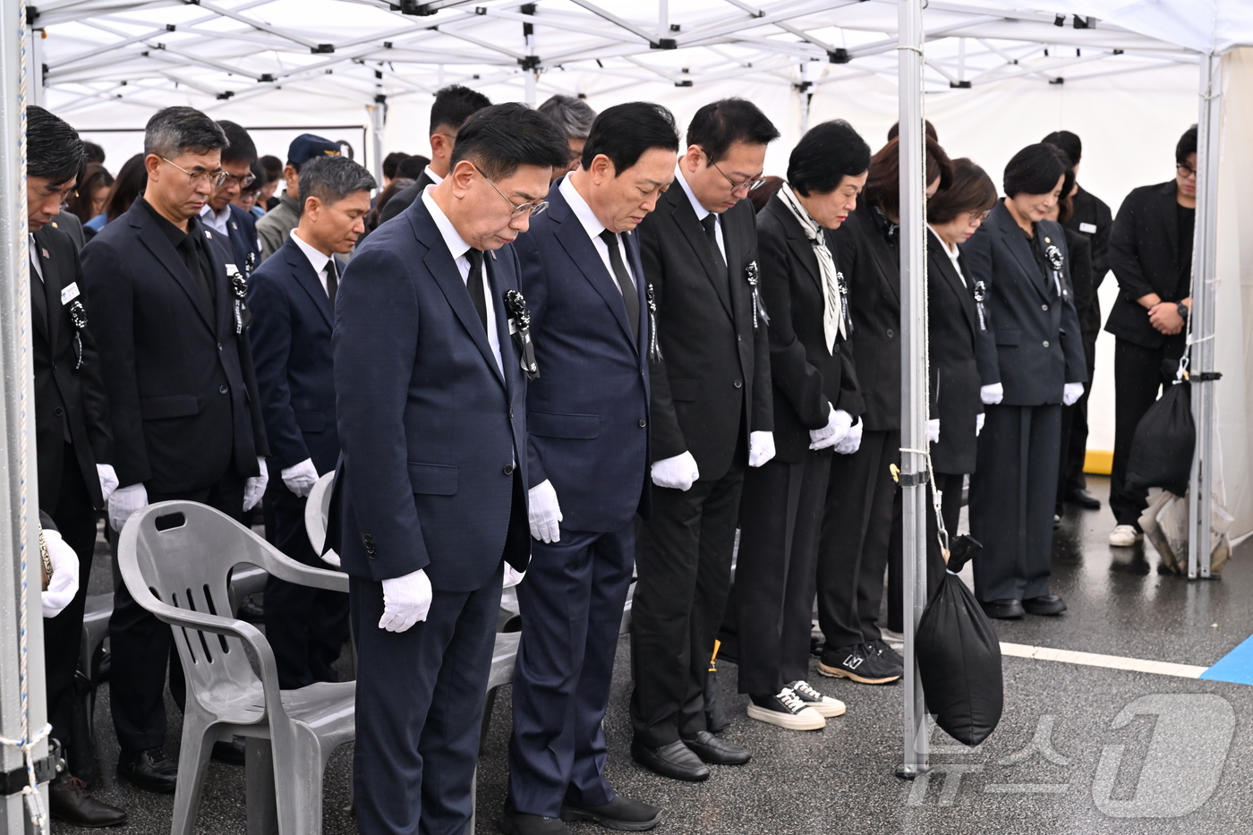 (양평=뉴스1) 양희문 기자 = 전진선 경기 양평군수(사진 왼쪽부터)와 김선교 국민의힘 의원, 황선호 양평군의회 의장이 14일 군 청사 주차장에서 열린 고(故) 단월면장 A 씨의 …