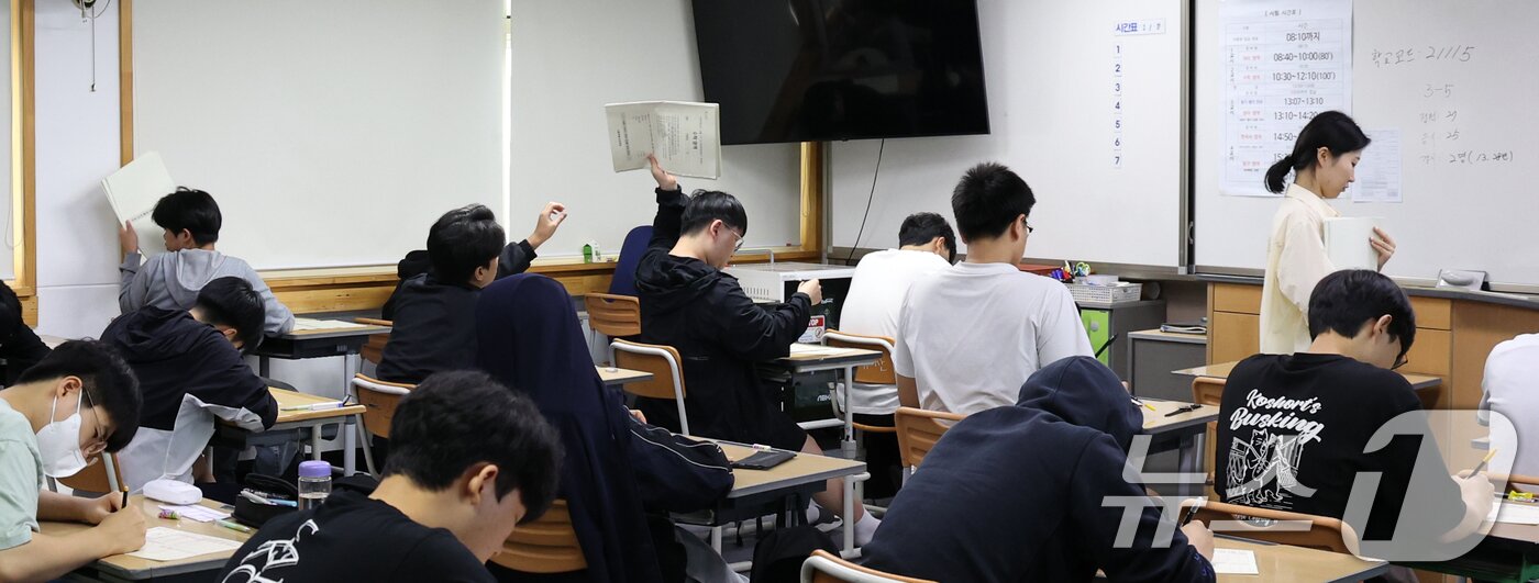 본문 이미지 - 2026학년도 대학수학능력시험을 앞두고 마지막 모의고사인 전국연합학력평가가 실시된 14일 전북 전주시 전라고등학교에서 3학년 수험생들이 시험을 치르고 있다. 2025.10.14/뉴스1 ⓒ News1 유경석 기자